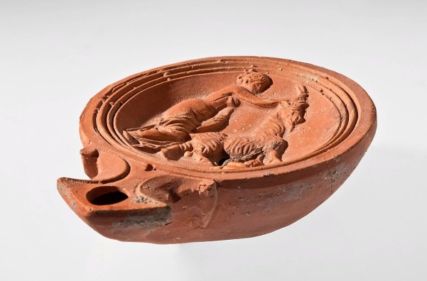 römische Öllampe, reliefiert, Ton, 0/400? (Köln, Römisch-Germanisches Museum, 2006,13.  (Foto: © Rheinisches Bildarchiv Köln, Wegner, Anja, rba_d028007)