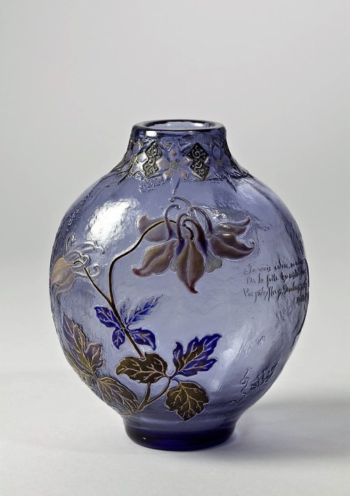 Gallé, Emile, Vase mit Akelei und Maeterlinck-Zitat, Ätzdekor &amp; bemalt, Gold &amp; Email &amp; Glas, Nancy, um 1889/1890 (Köln, Museum für Angewandte Kunst Köln, F 1435.  (Foto: © Rheinisches Bildarchiv Köln, Mennicken, Marion, rba_d018803_01)