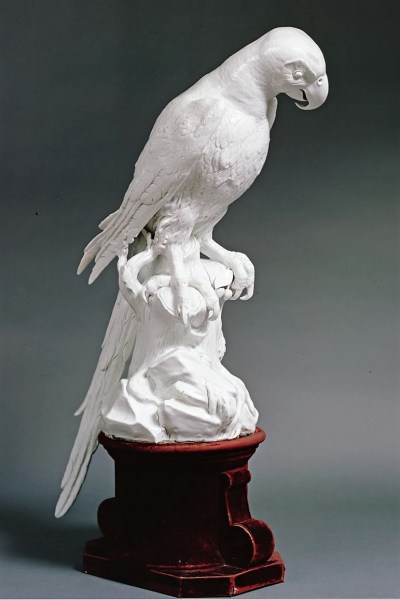 Kändler, Johann Joachim / Königliche Porzellanmanufaktur Meißen, Indianischer Rabe / Ara macao, Porzellan (weiß), Meißen, 1731-1732 (Köln, Museum für Angewandte Kunst Köln, E 4940. (Foto: © Rheinisches Bildarchiv Köln, rba_c000909)